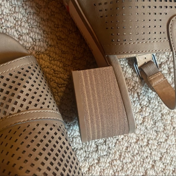 Stacked heel open toe taupe sandals size 9 - Picture 6 of 7